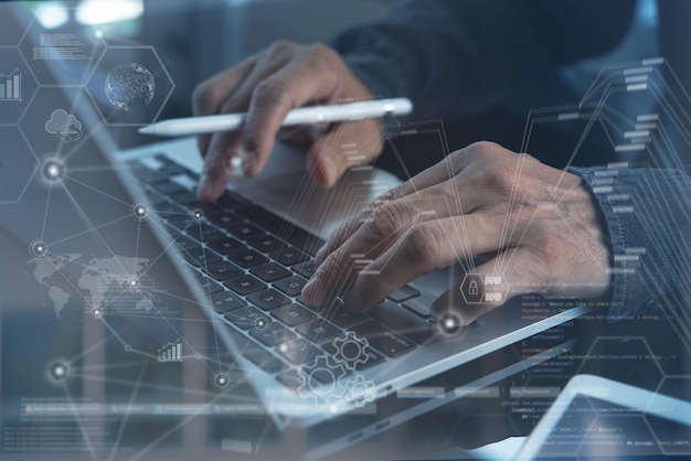 Hombre de negocios trabajando en una computadora portátil en la oficina con diagrama digital datos personales interfaces de gráficos financieros e íconos de tecnología de red de Internet
