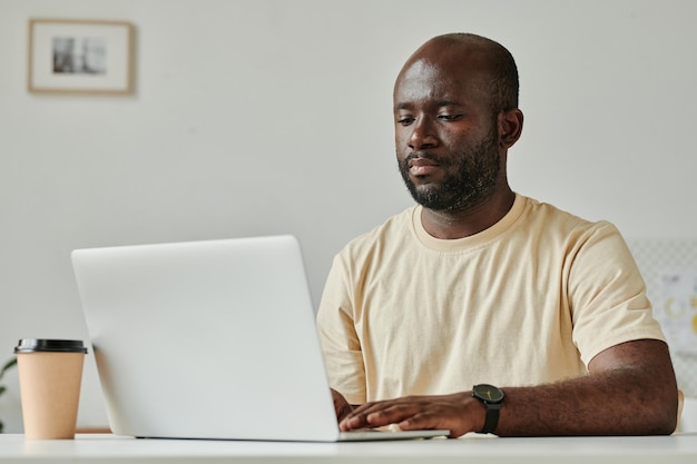 Hombre de negocios trabajando en la computadora portátil en la oficina