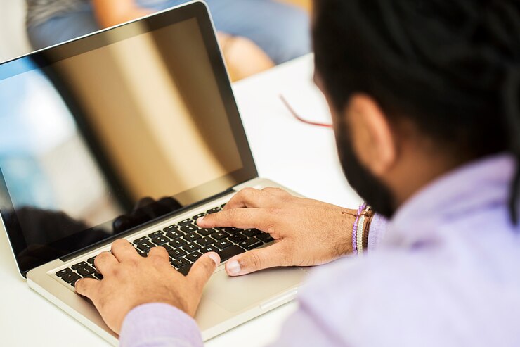 Foto hombre de negocios trabajando en la computadora portátil en la oficina