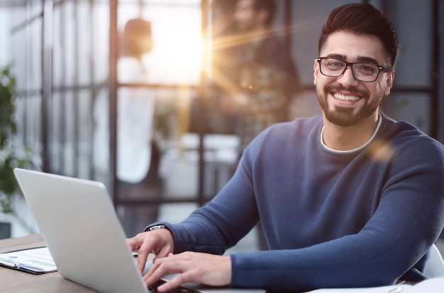 Hombre de negocios trabajando en una computadora portátil en la oficina