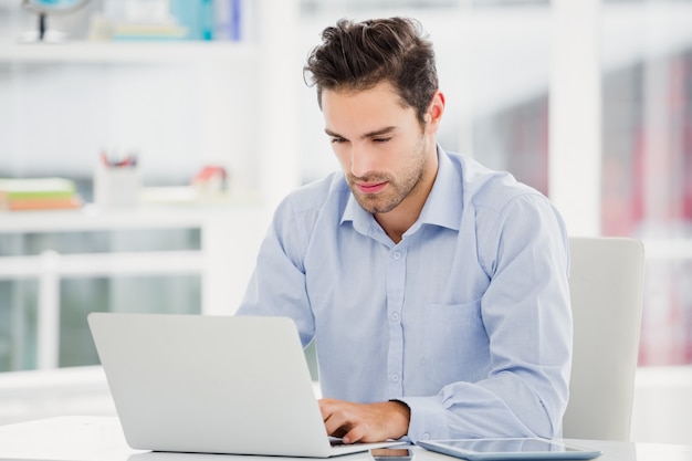 Hombre de negocios trabajando en la computadora portátil
