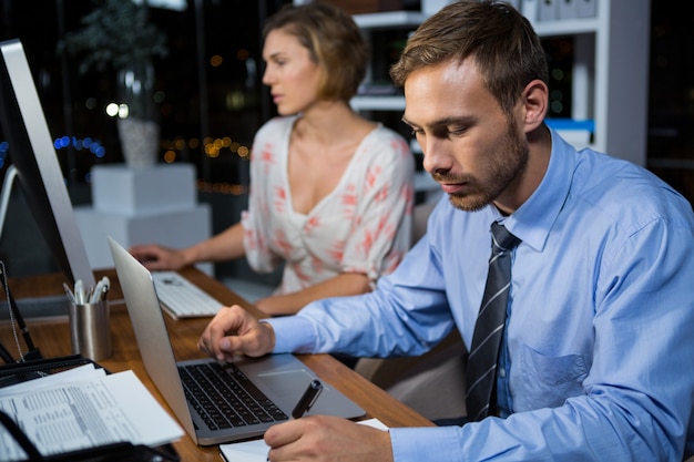 Foto hombre de negocios trabajando en la computadora portátil