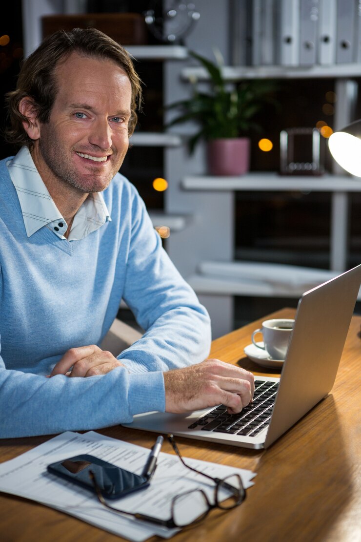 Hombre de negocios trabajando en la computadora portátil