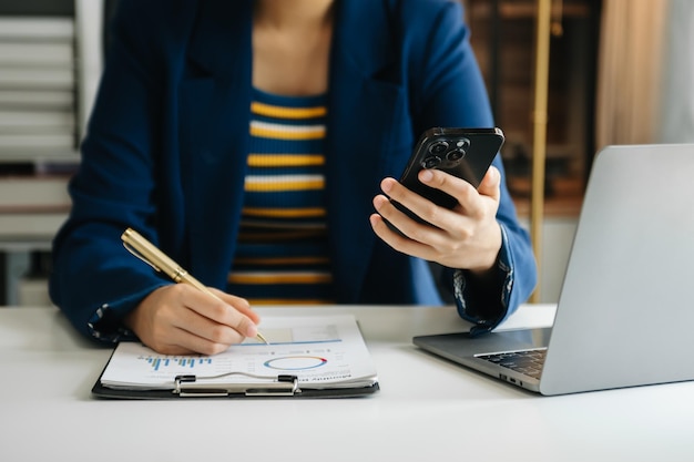 hombre de negocios trabajando con computadora tableta digital y teléfono inteligente con efecto de capa de estrategia de negocios financieros en el escritorio en la luz de la mañana