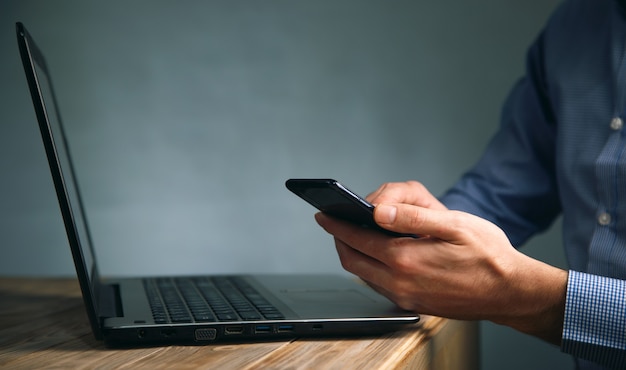 Hombre de negocios trabajando en computadora y teléfono