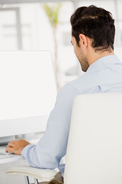 Foto hombre de negocios trabajando en computadora