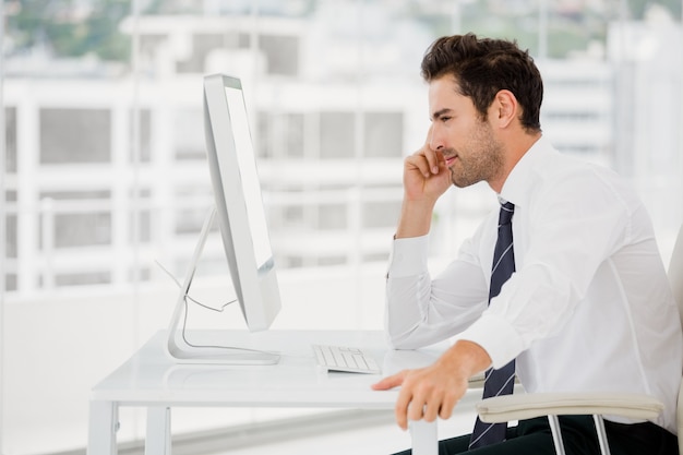 Hombre de negocios trabajando en computadora