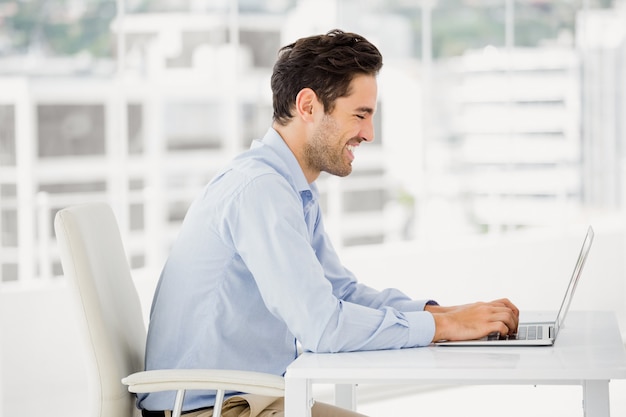 Hombre de negocios trabajando en computadora