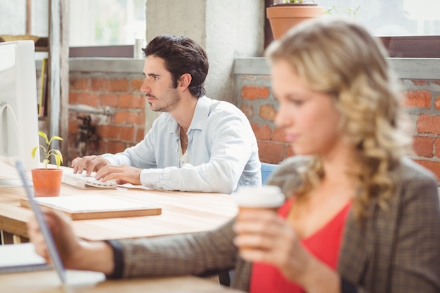 Hombre de negocios trabajando en la computadora