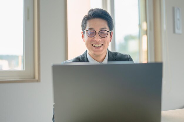 hombre de negocios trabajando en una computadora