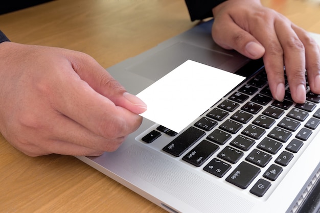 Hombre de negocios y trabajando con el cuaderno