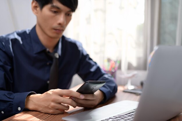 Hombre de negocios, trabajando, delante de, un, computadora portátil, en un escritorio