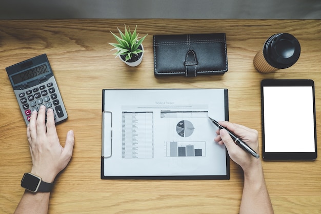 Hombre de negocios trabajando en un documento de gráfico costo de cálculo de informe financiero y análisis