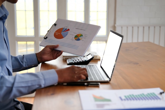 Hombre de negocios trabajando con documento, hombre de inicio analizar datos financieros en el lugar de trabajo,