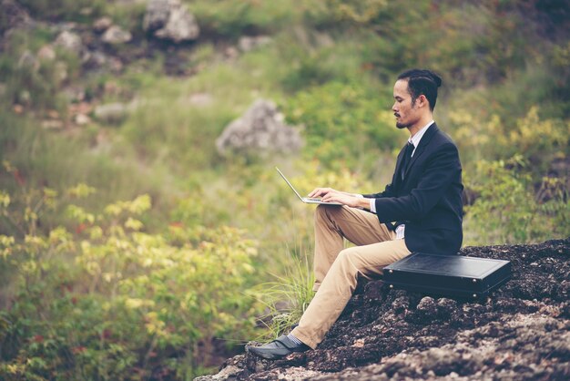 Hombre de negocios trabajando duro concepto