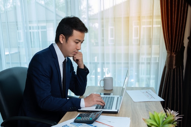 Hombre de negocios trabajando en el escritorio de la oficina