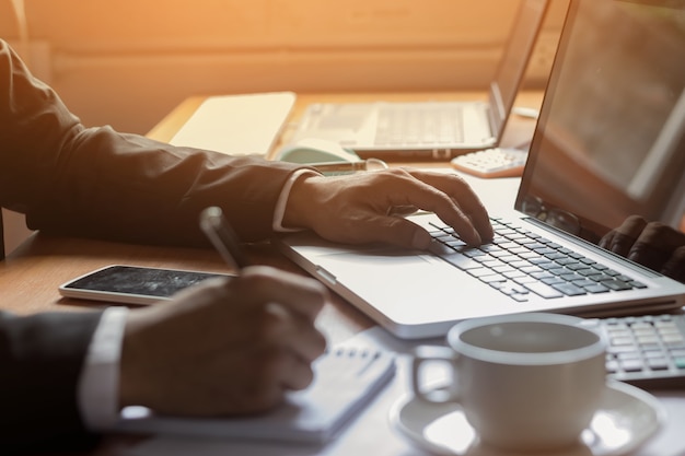 Foto hombre de negocios trabajando en escritorio de oficina