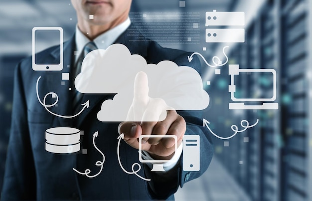 Hombre de negocios trabajando en gráfico digital, concepto de estrategia empresarial