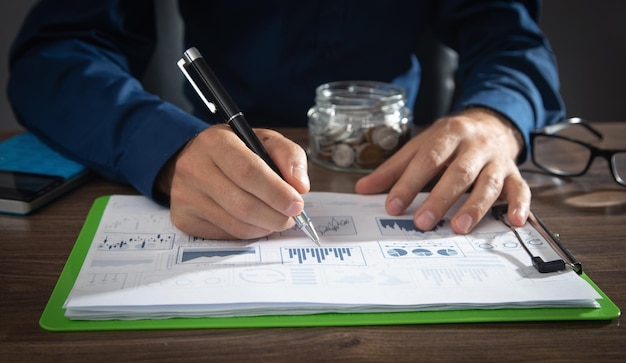 Hombre de negocios trabajando en gráficos financieros