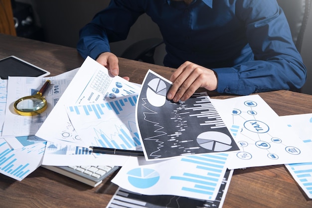 Foto hombre de negocios trabajando en gráficos financieros