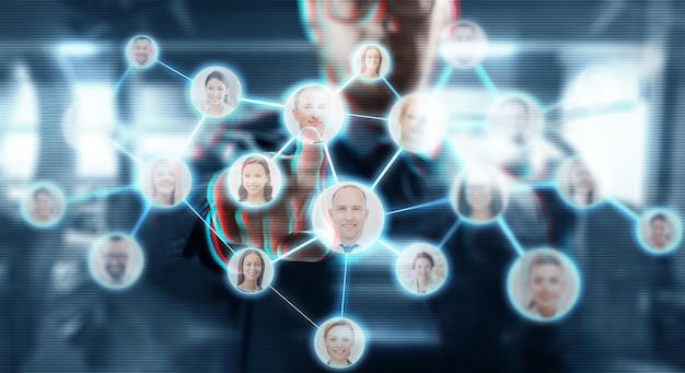 hombre de negocios trabajando con iconos de contactos de red