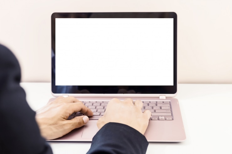 Foto hombre de negocios trabajando con lakptop en mesa