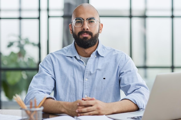 Hombre de negocios trabajando en la mesa con computadora portátil en una nueva oficina