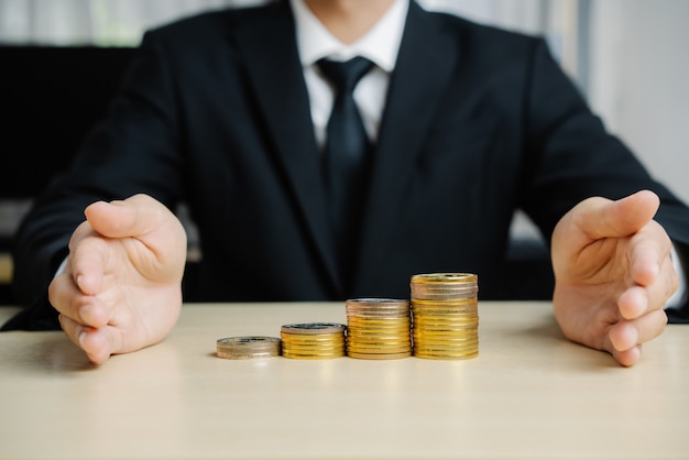 Hombre de negocios trabajando con moneda dinero moneda