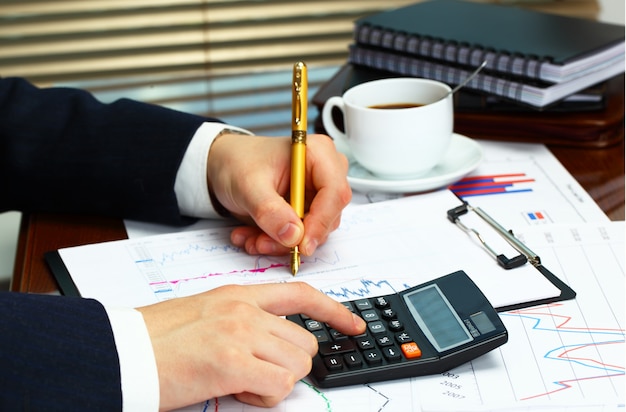 Hombre de negocios trabajando en la oficina con artículos para hacer negocios