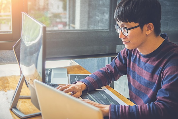 Hombre de negocios trabajando en oficina