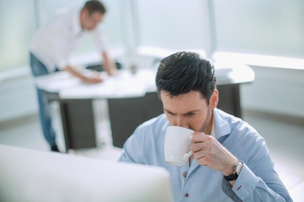 hombre de negocios trabajando en la oficina