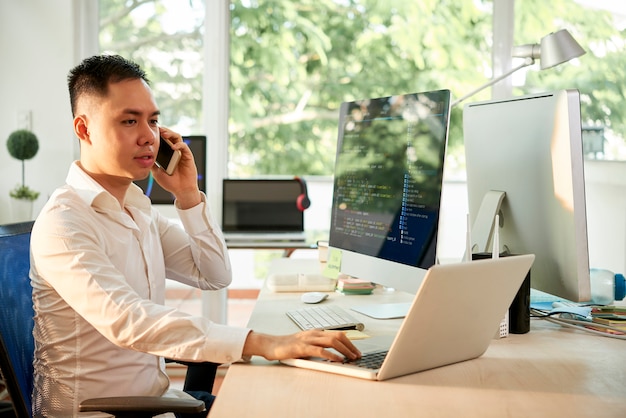 Hombre de negocios trabajando en oficina