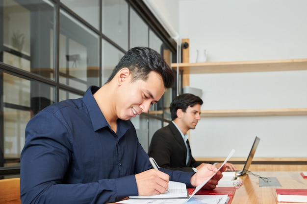 Hombre de negocios, trabajando, en, oficina