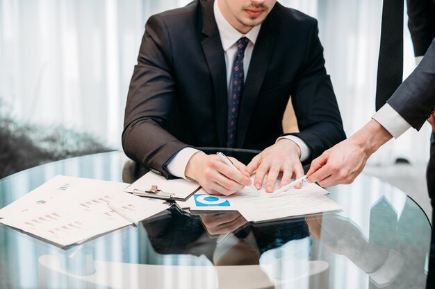 Hombre de negocios trabajando en oficina.