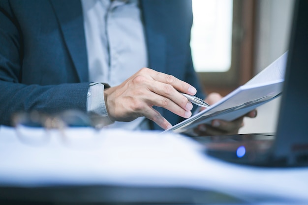 hombre de negocios trabajando en oficina