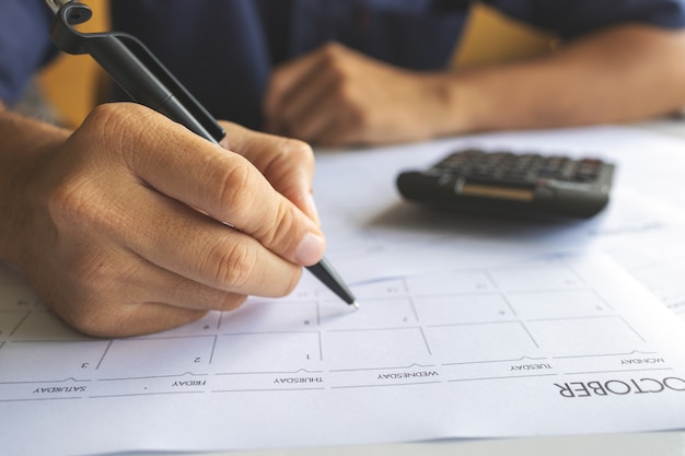 Hombre de negocios trabajando en oficina