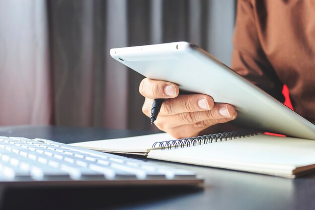 Hombre de negocios trabajando en oficina