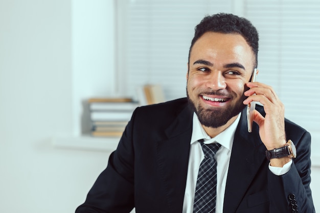 Hombre de negocios, trabajando en la oficina