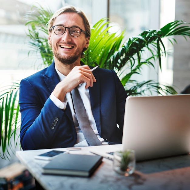 Hombre de negocios trabajando pensando en concepto de negocio