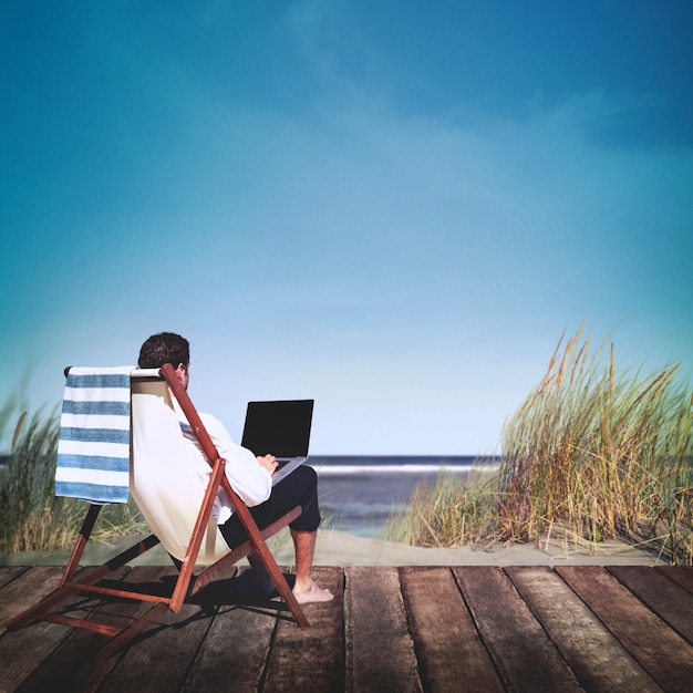 Foto hombre de negocios, trabajando, de, un, playa