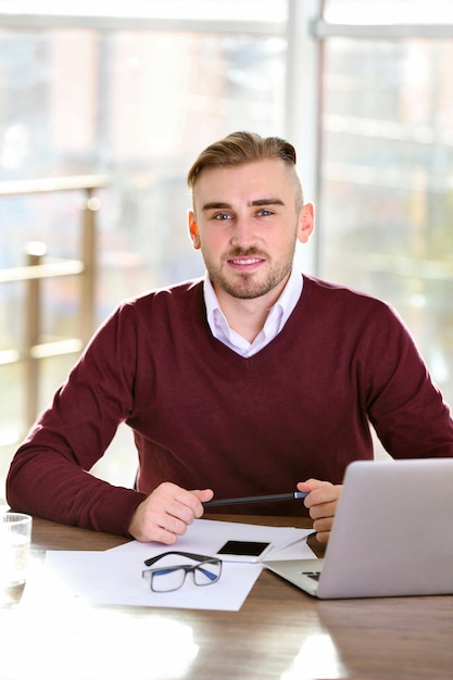 Hombre de negocios trabajando con portátil en oficina