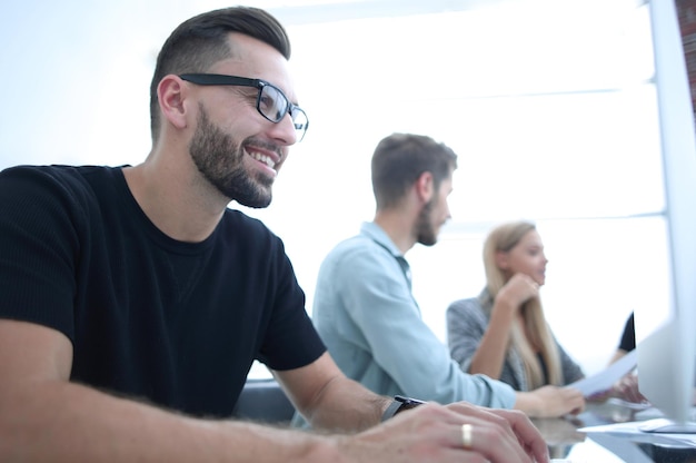 Hombre de negocios trabajando en un proyecto con colegas