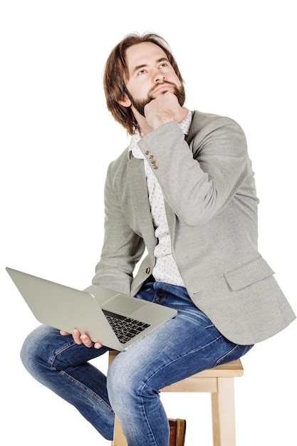 Hombre de negocios trabajando en su computadora portátil y soñando emociones expresiones faciales sentimientos lenguaje corporal signos imagen sobre un fondo blanco de estudio