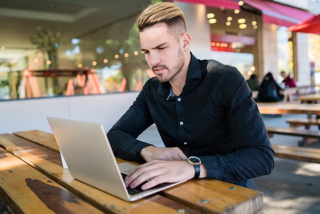 Hombre de negocios trabajando en su computadora portátil.