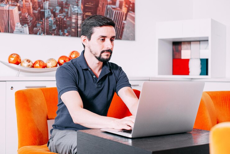 Foto hombre de negocios trabajando en su computadora sentado en una habitación