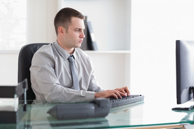 Foto hombre de negocios trabajando en su computadora