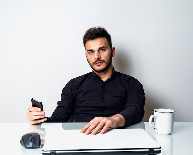 Foto hombre de negocios trabajando en su oficina