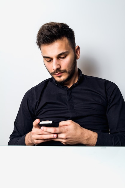 Hombre de negocios trabajando en su oficina