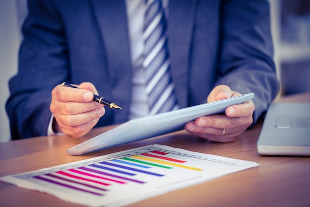 Hombre de negocios trabajando en su tableta digital