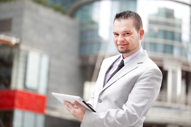 Hombre de negocios trabajando con tableta digital en ciudad urbana